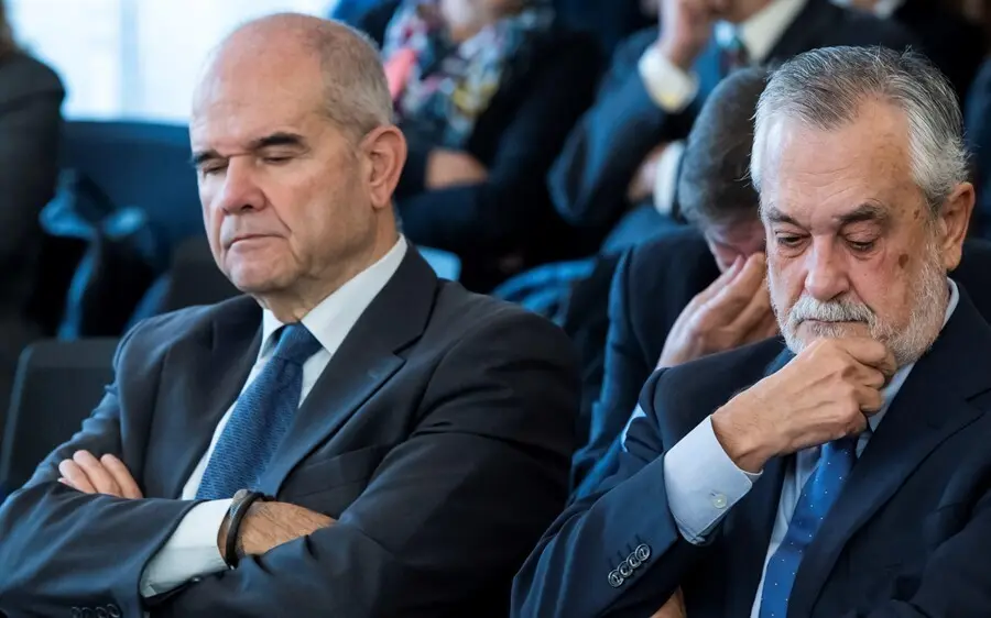 Jos&eacute; Antonio Gri&ntilde;&aacute;n y Manuel Chaves, sentados en el banquillo durante el juicio de los ERE.EFE / POOL