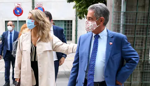 El presidente de Cantabria, Miguel &Aacute;ngel Revilla, se re&uacute;ne con la vicepresidenta segunda y ministra de Trabajo y Econom&iacute;a Social, Yolanda D&iacute;az / ALERTA