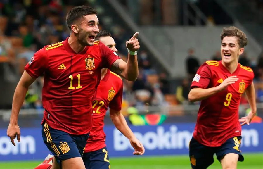 Ferran Torres (izq) de Espa&ntilde;a celebra despu&eacute;s de marcar el primer gol durante el partido de f&uacute;tbol de semifinales de la UEFA Nations League entre Italia y Espa&ntilde;a en Mil&aacute;n, Italia, 06 de octubre de 2021. (Italia, Espa&ntilde;a) EFE/EPA/MATTEO BAZZI