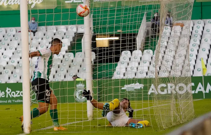 Manu Justo marca el segundo gol en la &uacute;ltima acci&oacute;n del primer tiempo. / Hardy