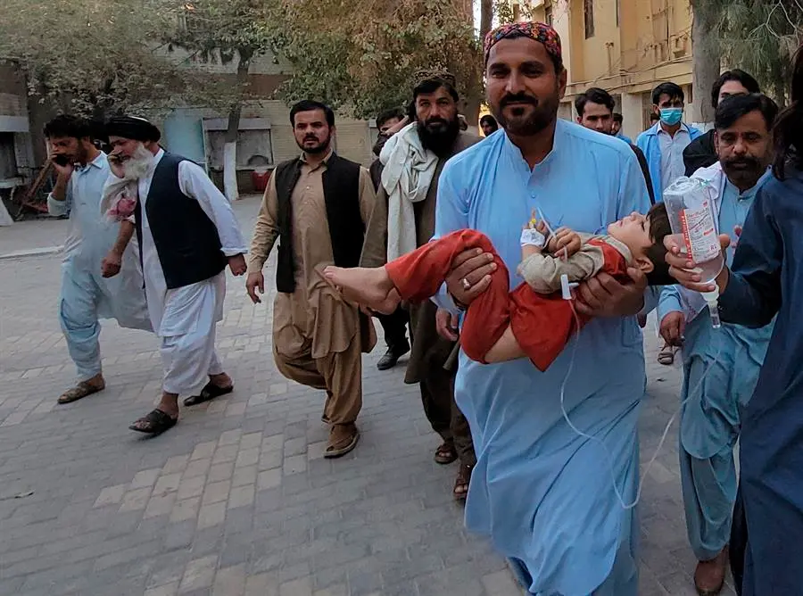 Unas personas trasladan a una v&iacute;ctima herida, despu&eacute;s de que un terremoto de magnitud 5,9 con una profundidad de nueve kil&oacute;metros golpeara Harnai, a un hospital en Quetta, provincia de Baluchist&aacute;n, Pakist&aacute;n, el 7 de octubre de 2021. Al menos 20 personas han muerto seg&uacute;n la Autoridad Provincial de Gesti&oacute;n de Desastres (PDMA) y varias casas se han derrumbado por lo que se teme que haya m&aacute;s v&iacute;ctimas. (Terremoto/sismo) EFE/EPA/JAMAL TARAQAI