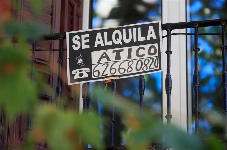 Vista de un cartel de alquiler de vivienda en Madrid. La futura Ley de Vivienda forzar&aacute; a los grandes propietarios a bajar los alquileres en las zonas tensionadas y a los particulares a congelarlos, al tiempo que se crear&aacute; un bono de 250 euros mensuales para facilitar que los j&oacute;venes puedan independizarse. EFE/ Fernando Alvarado