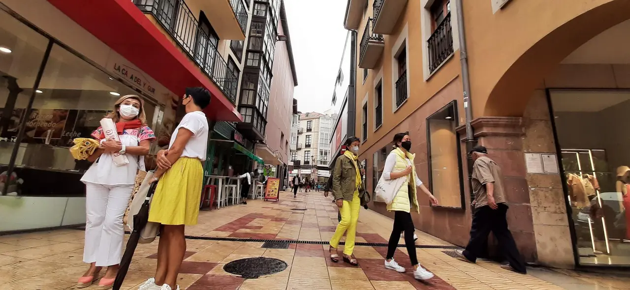 Varias personas por la calle Escalante de Torrelavega. / S. D&iacute;az
