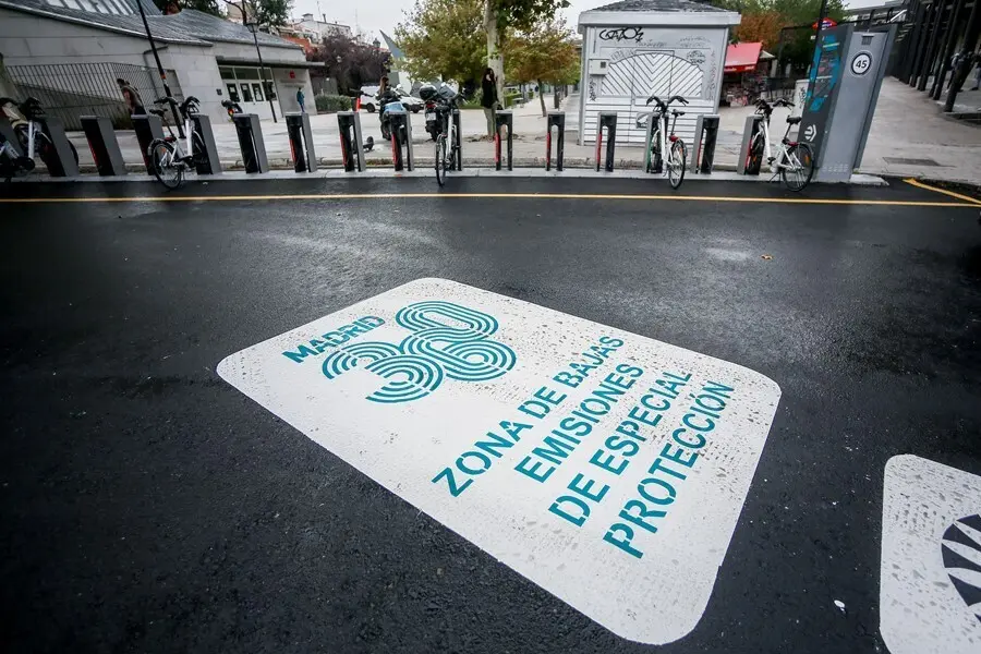 Una se&ntilde;al en el suelo marca la Zona de Bajas Emisiones de Especial Protecci&oacute;n (ZBEDEP) que entra en vigor este mi&eacute;rcoles, a 22 de septiembre de 2021, en Madrid, (Espa&ntilde;a). Con esta zona se proh&iacute;be el acceso pr&aacute;cticamente en todo el distrito a los veh&iacute;culos