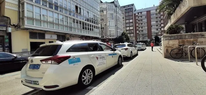 Varios taxis aparcados en la Estaci&oacute;n de Autobuses de Santander. / S. D&iacute;az