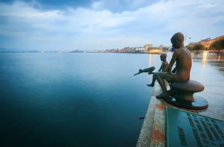 Vista de las esculturas de Los Raqueros en Santander. / ALERTA