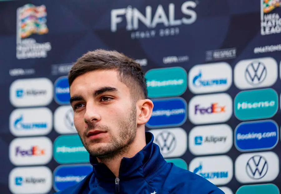 El delantero de la selecci&oacute;n espa&ntilde;ola Ferr&aacute;n Torres, durante la rueda de prensa celebrada este s&aacute;bado de cara a la final de la Liga de Naciones que disputar&aacute;n ma&ntilde;ana ante Francia. EFE/ RFEF/Pablo Garc&iacute;a