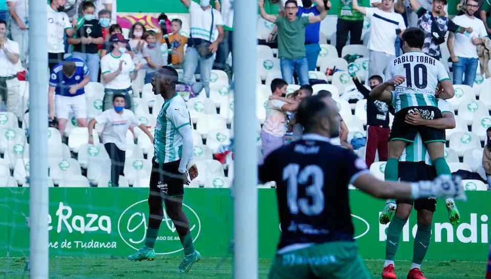 Pablo Torre se abraza con Borja Dom&iacute;nguez, a quien dio un pase perfecto que acab&oacute; con el gol de Cedric. / Hardy