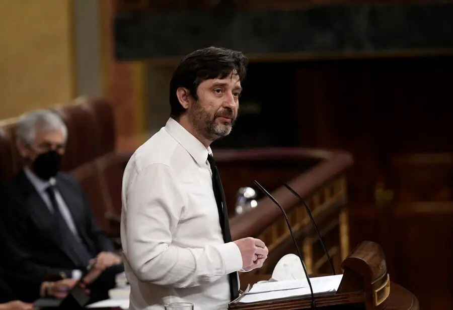 El diputado de Unidas Podemos Rafa Mayoral interviene durante una sesi&oacute;n plenaria en el Congreso de los Diputados, a 13 de mayo de 2021, en Madrid,