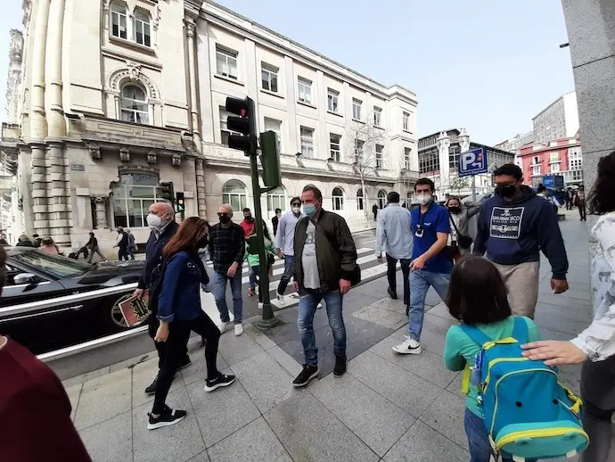 Varias personas transitan por el centro de Santander. / Hardy