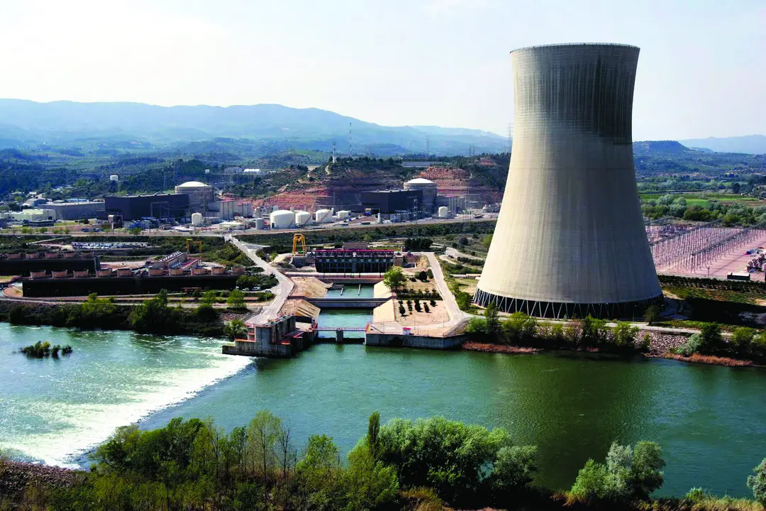 Despu&eacute;s de 50 a&ntilde;os del inicio de la construcci&oacute;n de la primera central nuclear en Espa&ntilde;a, entramos en las tres que no est&aacute;n operativas Zorita, Vandell&oacute;s y Lem&oacute;niz y le contamos en qu&eacute; situaci&oacute;n est&aacute;n las cinco que todav&iacute;a funcionan. Por Carlos Manuel S&aacute;nchez