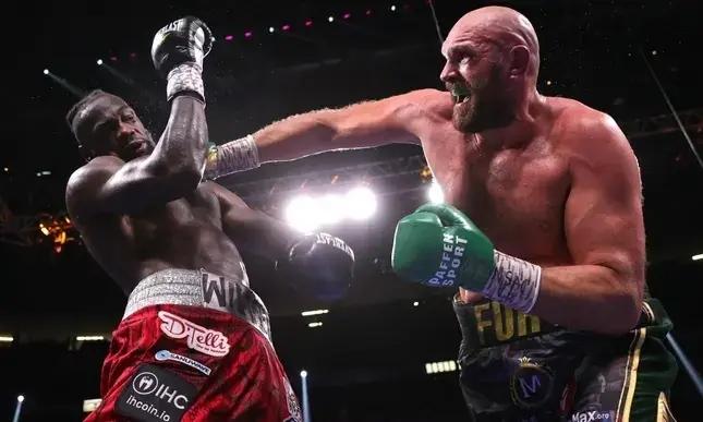 Tyson Fury conecta una dura mano derecha sobre Deontay Wilder durante su pelea por el campeonato de peso pesado del CMB en Las Vegas. Cr&eacute;dito: Mikey Williams / Top Rank Inc / Top Rank / Getty Images