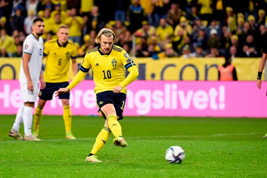 El sueco Emil Forsberg marca de penalti el gol del 1-0 durante el partido de f&uacute;tbol de clasificaci&oacute;n del Grupo B de la Copa Mundial de la FIFA 2022 entre Suecia y Kosovo en el Friends Arena de Estocolmo, Suecia, el 09 de octubre de 2021. (Mundial de F&uacute;tbol, Suecia, Estocolmo) EFE/EPA/Fredrik Sandberg/TT SUECIA FUERA
