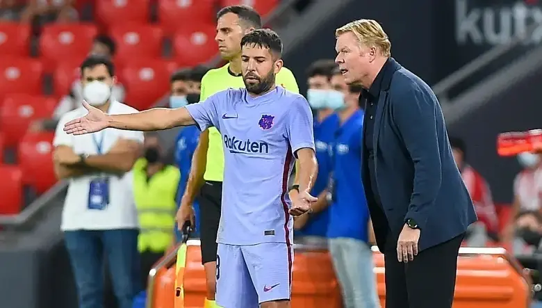 El entrenador holand&eacute;s del Barcelona, Ronald Koeman (R), habla con el defensor espa&ntilde;ol del Barcelona Jordi Alba durante el partido de f&uacute;tbol de la Liga espa&ntilde;ola entre el Athletic Club de Bilbao y el FC Barcelona en el estadio de San Mam&eacute;s de Bilbao el 21 de agosto de 2021