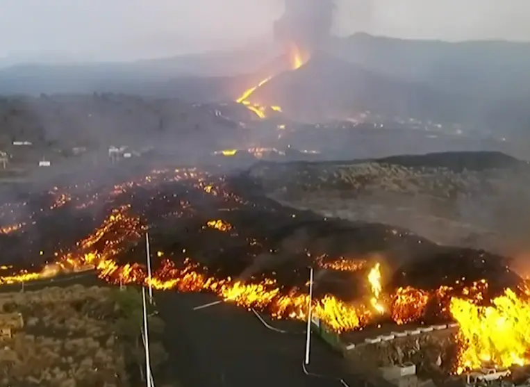 Enormes bloques incandescentes se llevan las casas.