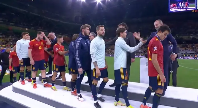 Los jugadores de Espa&ntilde;a recogiendo el premio de segundos en la Liga de las Naciones.
