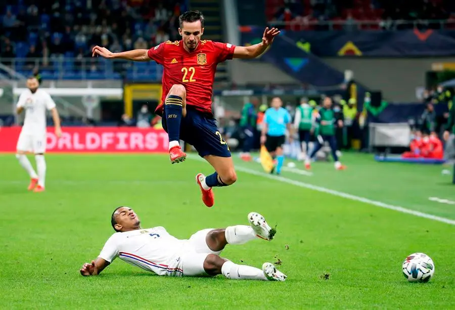 El espa&ntilde;ol Pablo Sarabia (arriba) en acci&oacute;n contra el franc&eacute;s Jules Kounde (abajo) durante el partido de f&uacute;tbol de la final de la UEFA Nations League entre Espa&ntilde;a y Francia en Mil&aacute;n. EFE