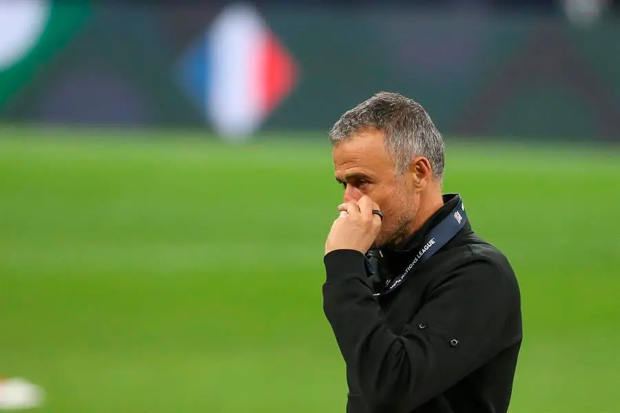 El seleccionador espa&ntilde;ol Luis Enrique besa su medalla de subcampe&oacute;n tras el partido de f&uacute;tbol de la final de la UEFA Nations League entre Espa&ntilde;a y Francia en Mil&aacute;n, Italia, el 10 de octubre de 2021. (Francia, Italia, Espa&ntilde;a) EFE/EPA/MATTEO BAZZI