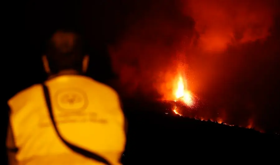 Un hombre observa la actividad del volc&aacute;n de La Palma este domingo, cuando se cumplen tres semanas de la erupci&oacute;n. EFE/ Elvira Urquijo A.