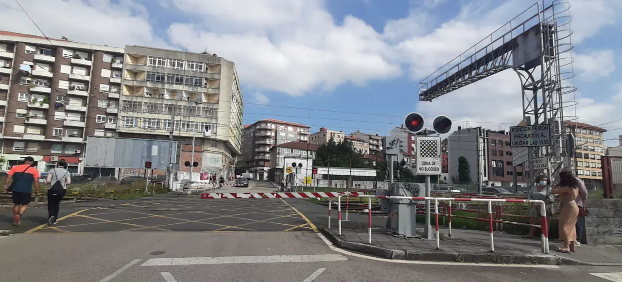 Vista del paso de las v&iacute;as del tren que parte la ciudad en dos. / S. D&iacute;az
