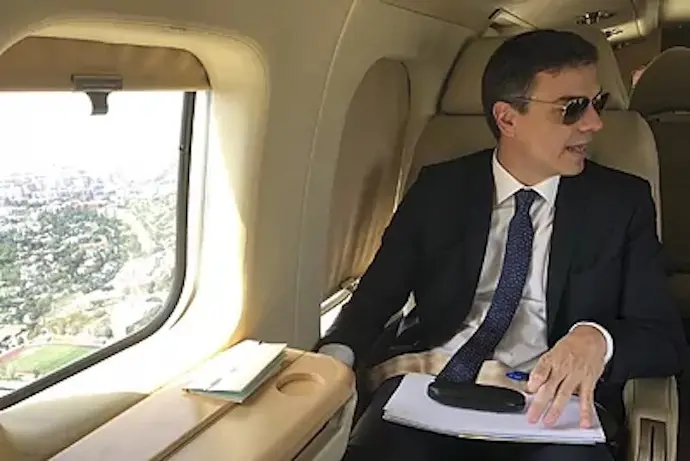 Pedro S&auml;nchez, durante un viaje en el Falcon a Bruselas en 2018.MONCLOA