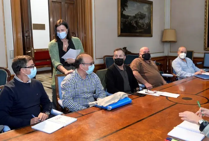 La alcaldesa de Santander en la reunión con el Comité Empresa Ascan-Geaser. / ALERTA