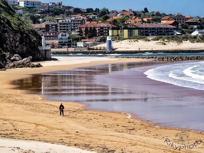 Vista de la playa de Marz&aacute;n en Cuch&iacute;a, con la localidad de Suances al fondo.