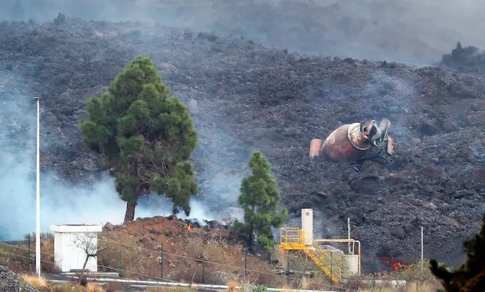 Una hormigonera de la cementera del pol&iacute;gono industrial del Callej&oacute;n de la Gata, en el municipio de El Paso, qued&oacute; medio sepultada tras el paso hoy lunes de la colada de lava del volc&aacute;n de La Palma. EFE/ Elvira Urquijo A.