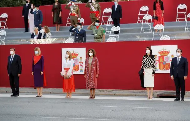 El ministro de Agricultura Luis Planas, la ministra de Educaci&oacute;n y Formaci&oacute;n Profesional Pilar Alegr&iacute;a, la ministra de Transportes, Movilidad y Agenda Urbana Raquel S&aacute;nchez, la ministra de Hacienda Mar&iacute;a Jes&uacute;s Montero, la ministra de Justicia Pilar Llop y el ministro de Exteriores Jos&eacute; Manuel Albares Bueno asisten al desfile militar del 12 de Octubre en el Paseo de la Castellana de Madrid para festejar este martes el D&iacute;a de la Fiesta Nacional. EFE/Chema Moya