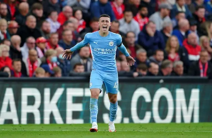 Phil Foden, del Manchester City, celebra el primer gol de su equipo durante el partido de la Premier League inglesa de f&uacute;tbol entre el Liverpool y el Manchester City en el estadio de Anfield. Foto: Peter Byrne/PA Wire/dpa