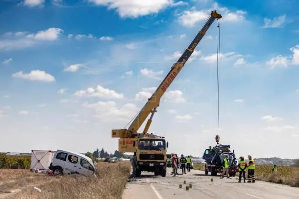 Tres personas han fallecido y otras tres se encuentran heridas atrapadas dentro de los veh&iacute;culos tras la colisi&oacute;n frontal entre un turismo y una furgoneta que ha tenido lugar esta ma&ntilde;ana del martes en la carretera CM-3005, en Lillo (Toledo). EFE/&Aacute;ngeles Visd&oacute;mine