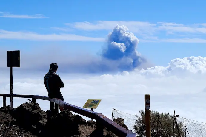 La columna de humo que sale del volc&aacute;n de La Palma, vista desde el Roque de los Muchachos, a 12 de octubre de 2021, en La Palma (Espa&ntilde;a). El Roque est&aacute; situado al norte de la isla y es un lugar conocido por albergar algunos de los telescopios astron&oacute;micos m&aacute;s importantes del mundo. La columna de humo supera los 2.400 metros de altitud del Roque de los Muchachos lo que da una idea las grandes dimensiones que alcanza la columna.
13 OCTUBRE 2021
Europa Press
12/10/2021