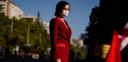 La presidenta regional de Madrid, Isabel D&iacute;az Ayuso, saluda al alcalde de la capital, Jos&eacute; Luis Mart&iacute;nez Almeida, durante el desfile del 12-O  AFP