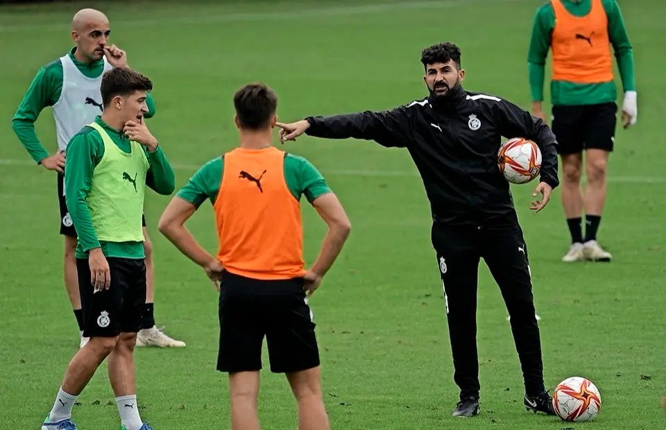Fern&aacute;ndez Romo, dando indicaciones durante el entrenamiento. / Hardy