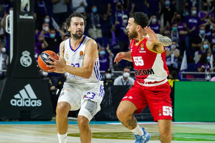 Sergio Llull Melia del Real Madrid Baloncesto y Mike James del M&oacute;naco en acci&oacute;n durante el partido de la Turkish Airlines Euroleague de baloncesto entre el Real Madrid y el A.S. M&oacute;naco en el Wizink Center el 13 de octubre de 2021 en Madrid, Espa&ntilde;a. AFP7 / Europa Press
