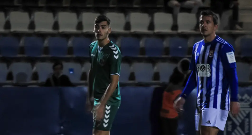 El jugador del Leioa y el de la Gimn&aacute;stica durante el partido. / SDLEIOAoficial
