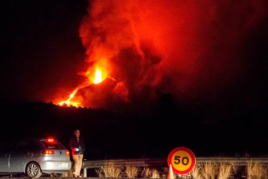 El plan especial de Emergencias Volc&aacute;nicas de Canarias (PEVOLCA) ha ordenado esta noche la evacuaci&oacute;n de un nuevo barrio del municipio de Los Llanos de Aridane en la isla de La Palma ante el avance de la &uacute;ltima colada de lava generada por la erupci&oacute;n del volc&aacute;n en Cumbre Vieja. EFE/MIGUEL CALERO
