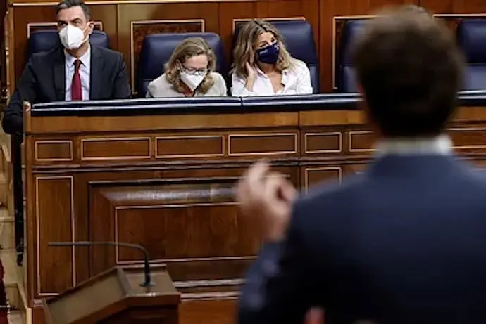 Pablo Casado y Pedro S&aacute;nchez, en la sesi&oacute;n de control de este mi&eacute;rcoles en el Congreso.Chema Moya.EFE