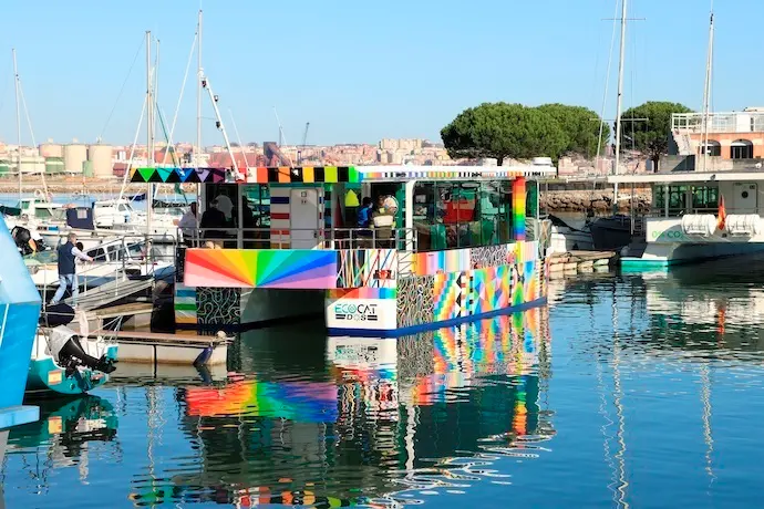Vista del nuevo catamar&aacute;n electrosolar fabricado por Metaltec Naval y decorado por Okuda. EFE/ Celia Ag&uuml;ero Pereda