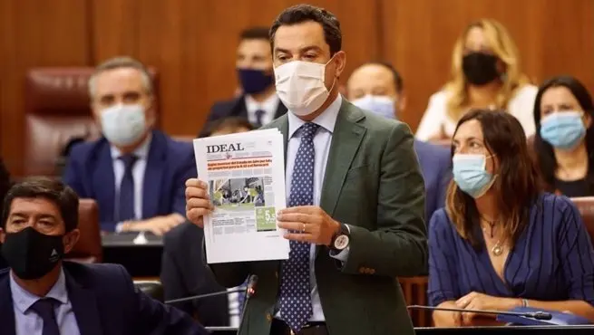 El presidente de la Junta, Juanma Moreno, en el Pleno del Parlamento andaluz. - EDUARDO BRIONES (EUROPA PRESS)