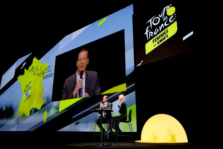 El director general del Tour de Francia, Christian Prudhomme (izq.), y la directora general del Tour de Francia femenino, Marion Rousse (dcha.), hablan durante la presentaci&oacute;n de la carrera ciclista Tour de Francia 2022 en Par&iacute;s, Francia, el 14 de octubre de 2021. La 109&ordf; edici&oacute;n del Tour de Francia saldr&aacute; de Copenhague (Dinamarca) el 1 de julio de 2022 y llegar&aacute; a Par&iacute;s el 24 de julio de 2022. (Ciclismo, Abierto, Dinamarca, Francia, Copenhague) EFE/EPA/YOAN VALAT


Traducci&oacute;n realizada con la versi&oacute;n gratuita del traductor www.DeepL.com/Translator