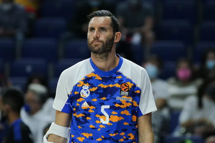 Rodolfo Fern&aacute;ndez Farres "Rudy" del Real Madrid mira durante el partido de baloncesto de la Turkish Airlines Euroleague entre el Real Madrid y el A.S. Monaco en el Wizink Center el 13 de octubre de 2021 en Madrid, Espa&ntilde;a.