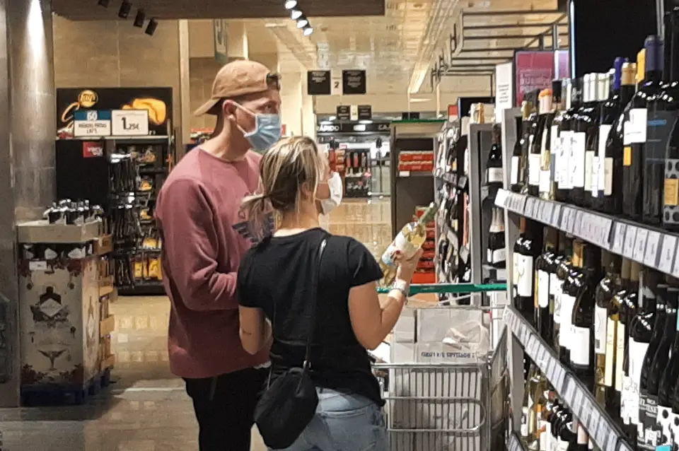 Clientes comprando pan en un supermercado de Santander.