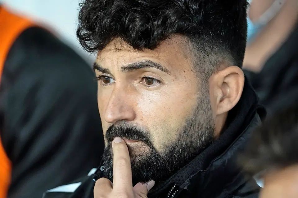 Fern&aacute;ndez Romo, pensativo en el banquillo. / Hardy