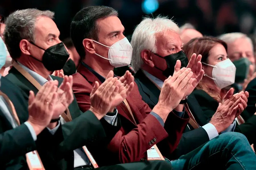 El presidente del Gobierno y Secretario General del PSOE, Pedro S&aacute;nchez (c) junto a los expresidentes del Gobierno , Jose Luis Rodriguez Zapatero (i) y Felipe Gonzalez (d) al inicio de la segunda jornada del Congreso Federal del PSOE que se celebra en las instalaciones de Feria Valencia.EFE/ Biel Ali&ntilde;o