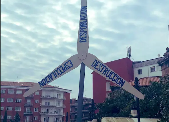 Un manifestante sostiene un molino con sus reivindicaciones. / TWITTER