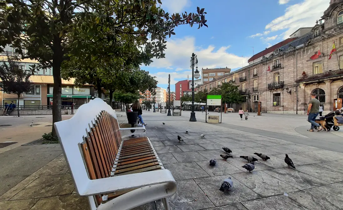Varias personas por el Boulevar Luciano Demetrio Herrero de Torrelavega. / S. D&iacute;az