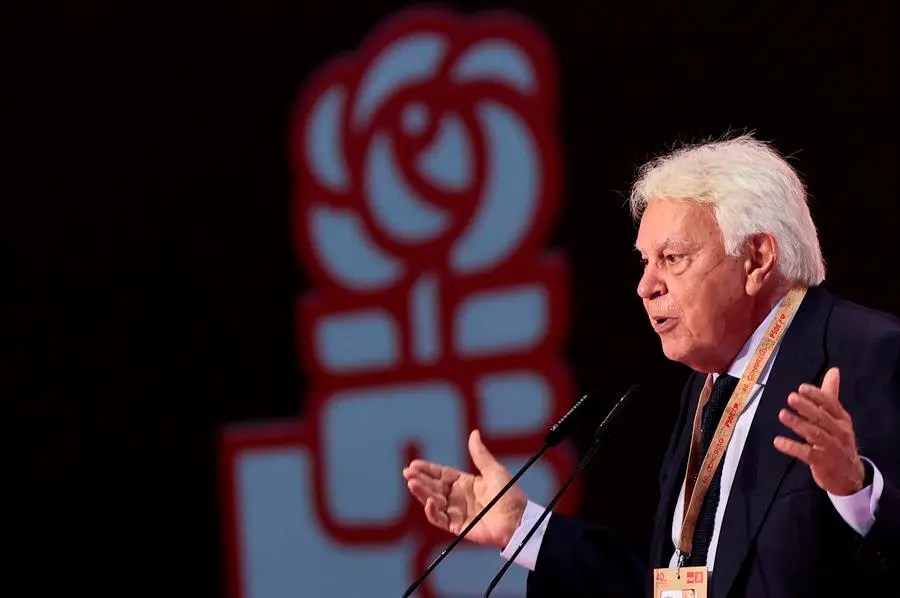 El ex presidente del Gobierno, Felipe Gonzalez, durante su intervenci&oacute;n en la segunda jornada del Congreso Federal del PSOE que se celebra en las instalaciones de Feria Valencia.EFE/ Biel Ali&ntilde;o