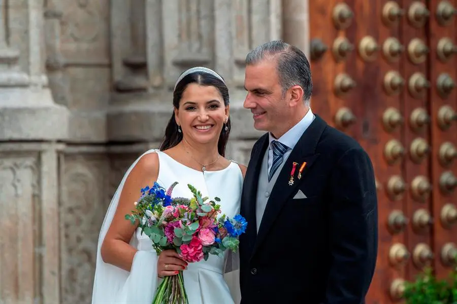 El secretario general de Vox y concejal en el Ayuntamiento de Madrid, Javier Ortega Smith, se ha casado este s&aacute;bado en Toledo con la mexicana Paulina S&aacute;nchez del R&iacute;o N&aacute;jera, en una ceremonia que ha reunido en la capital toledana a los principales dirigentes del partido. EFE/Ismael Herrero