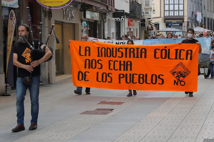 Manifestación por las calles de Torrelavega en contra del plan e&oacute;lico del Gobierno regional.